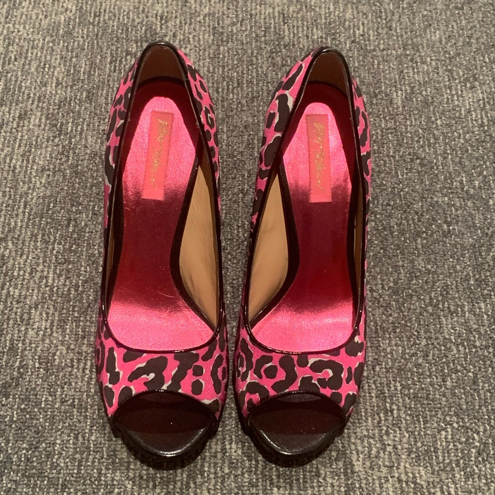 Vintage Betsey Johnson Pink & Black Shiny Leopard Print Peep Toe Heels